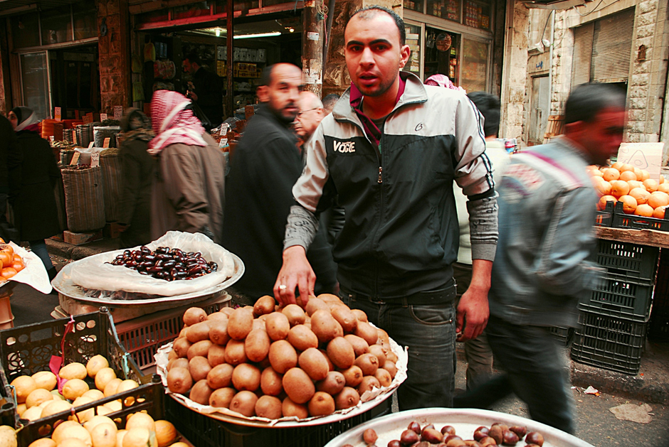 6. JORDANIA, Amman, grudzień 2013. Jak każde arabskie miasto, także Amman, dla Europejczyków wydaje się być nieco za głośny. Wokół Meczetu Al-Husseini od lat dwudziestych XX wieku funkcjonuje barwny bazar - sprzedawcy przekszykują się, zachwalając swe towary. (Fot. Norbert Skrzyński) Amman, stolica Jordanii na zdjęciach podróżniczych