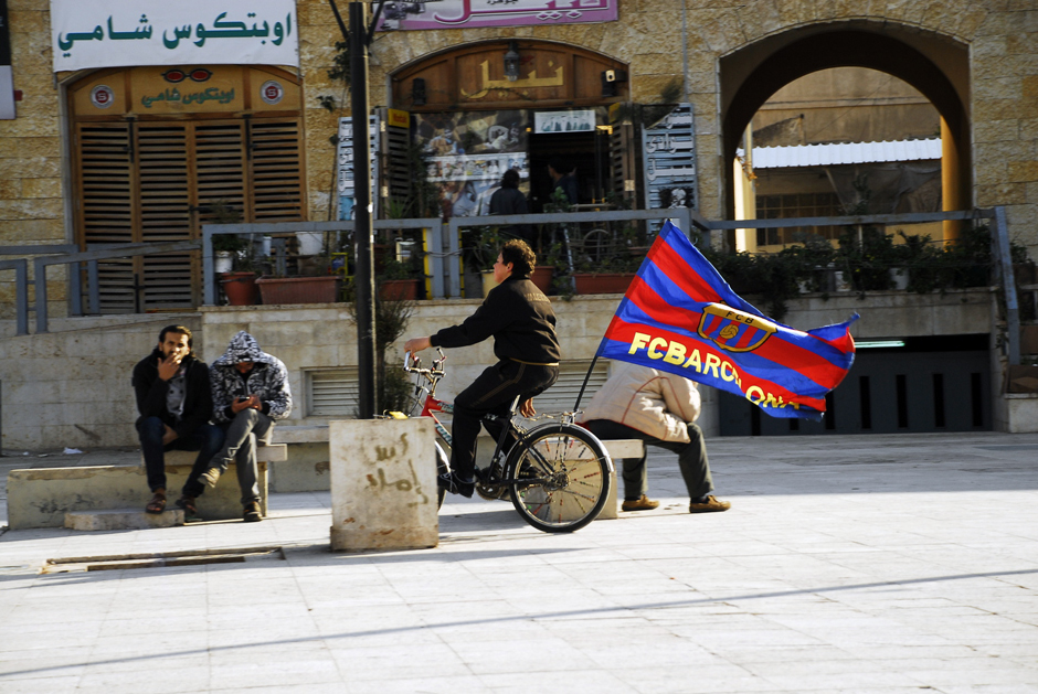8. JORDANIA, Amman, styczeń 2014. W Ammanie kibicuje się właściwie tylko dwóm drużynom: FC Barcelonie i Realowi Madryt. "Królewscy" mają poparcie głównie w kręgach najwierniejszych poddanych króla Jordanii (rodziny królewskie Hiszpanii i Jordanii przyjaźnią się od lat) - Barçę dopingują pozostali. (Fot. Norbert Skrzyński) Kibice w Jordanii - foto