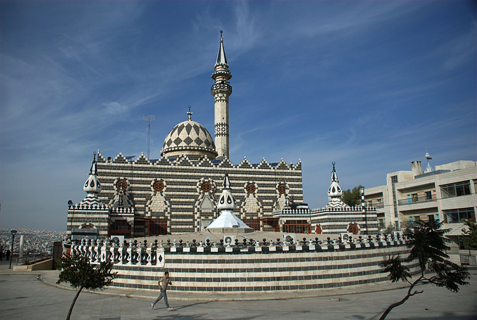 10. JORDANIA, Amman, styczeń 2014. Meczet Abu Darwisz - jeden z piękniejszych meczetów w Ammanie. Wybudowano go na początku lat sześćdziesiątych dla Czerkiesów - uchodźców z Kaukazu, którzy przybyli do Jordanii na przełomie XIX i XX wieku. To właśnie Czerkiesi byli pierwszymi współczesnymi mieszkańcami wzgórz okalających starożytną Philadelphię - to oni zapoczątkowali rozwój Ammanu. (Fot. Norbert Skrzyński) Meczet Abu Darwisz - zdjęcia z Ammanu