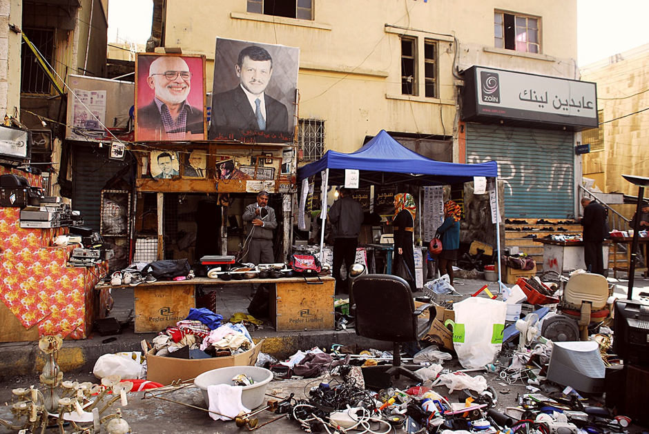 13. JORDANIA, Amman, styczeń 2014. Wzdłuż ulicy Quraish przez cały tydzień działa pchli targ, na ktorym można znaleźć wszelakie "przydasie", "durnostojki", "kurzołapki" i inne przedmioty niezbędnego użytku. Oczywiście sprzedającym i kupującym przyglądać się muszą król Hussain I oraz jego syn Abdallah II. (Fot. Norbert Skrzyński) Bliskowschodni bazar - zdjęcia z Jordanii