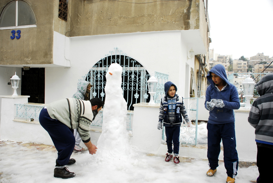15. JORDANIA, Amman, grudzień 2013. Gdy w Ammanie spadnie śnieg (a zimą nie jest to nic niecodziennego) mieszkańcy stawiają bałwany - następne jordańskie zimowe wczasy powinny nosić znamiona "wczasów naukowych", jednym z ich głównych celów powinno być szkolenie ammańczyków z zakresu lepienia bałwanów. (Fot. Norbert Skrzyński) Zima na bliskim Wschodzie - snieg w Ammanie - foto, zdjęcia