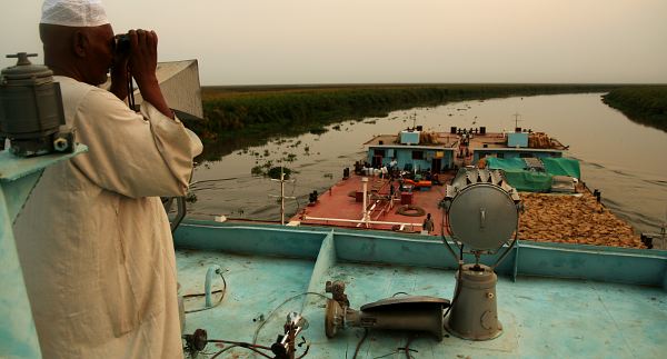 Z dachu pushera mamy najlepszy widok. Zachwycony jest też kucharz, który jak dzieciak cieszy się z lornetki. (Fot. Grzegorz Król) Barką przez Sudan Południowy