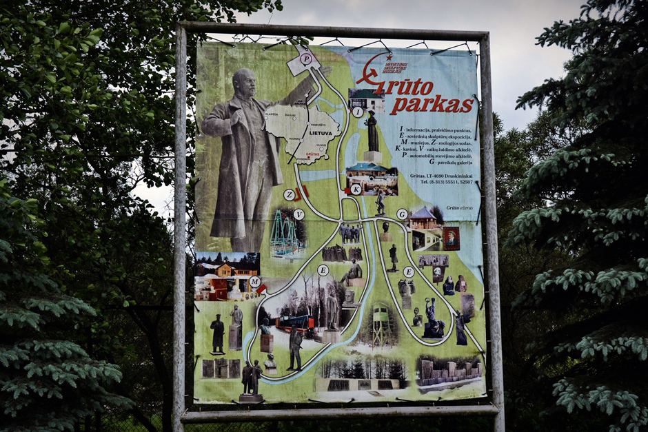 LITWA, Park Grūtas. Lenin i przyjaciele zapraszają – taka tablica wita nas przy wejściu do parku. (Fot. Bartek Borys) Park komunizmu na Litwie - zdjęcia