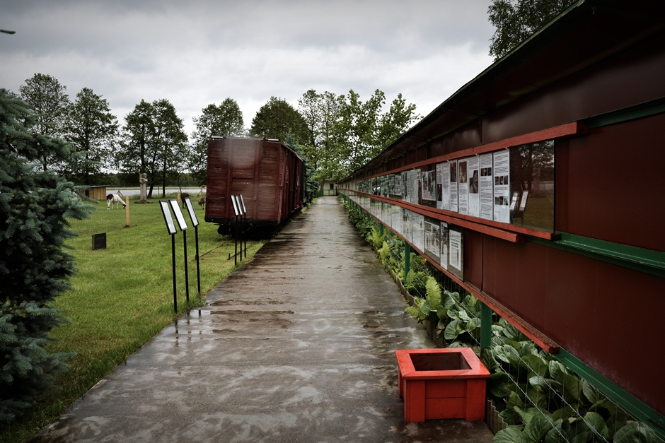 3. LITWA, Park Grūtas. Przy wejściu znajduje się całkiem spora galeria przedstawiająca reakcje światowej prasy na otwarcie tego osobliwego muzeum, wokół którego powstania było wiele kontrowersji i sprzecznych opinii. (Fot. Bartek Borys) Litwa - zdjęcia z muzeum komunizmu
