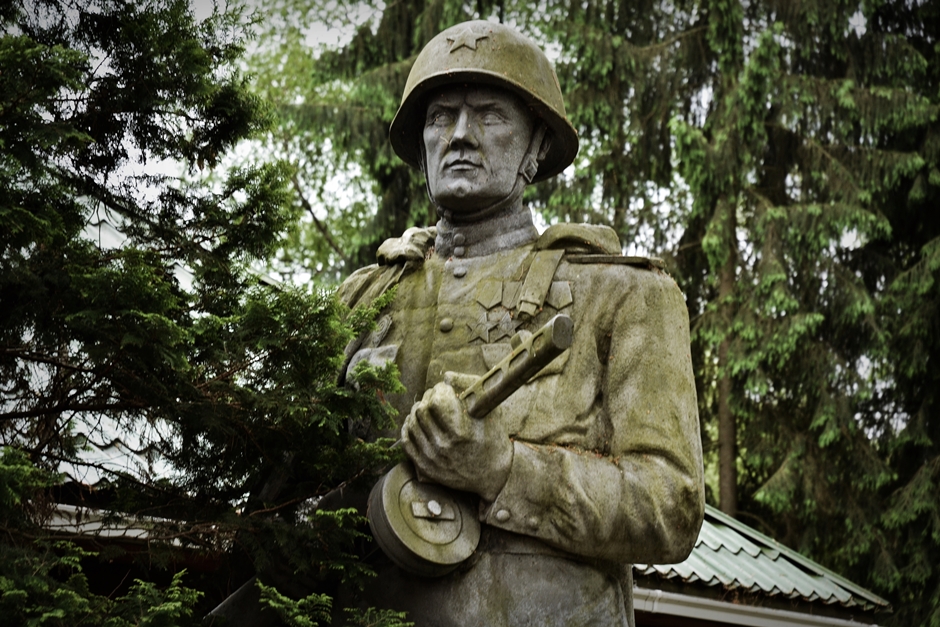 6. LITWA, Park Grūtas. Żołnierz radziecki zawsze gotowy by bronić swojej ojczyzny. Nawet dziś, gdy ta już nie istnieje. (Fot. Bartek Borys) Litwa - pomnik radzieckiego żołnierza - foto