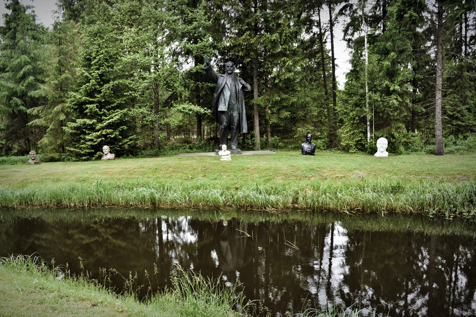 8. LITWA, Park Grūtas. Przykładowa ekspozycja – pomnik, liczne popiersia i piękna natura Parku Grūtas. (Fot. Bartek Borys) Pomniki komunistyczne na Litwie