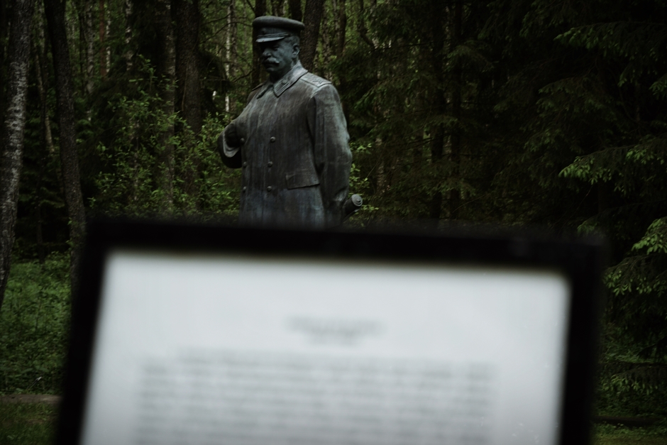 9. LITWA, Park Grūtas. Pomnik Józefa Stalina, posiadającego nieograniczoną władzę przywódcy ZSRR, odpowiedzialnego za prowadzony przez to państwo terror, który zarówno przed II wojną światową, w jej czasie, jak i po jej zakończeniu, pochłonął do kilkudziesięciu milionów ofiar. Każdemu z eksponatów towarzyszy krótka notka biograficzna, przygotowana przez litewskich historyków, w językach: litewskim, rosysjkim i angielskim. (Fot. Bartek Borys) Pomnik Józef Stalin - foto