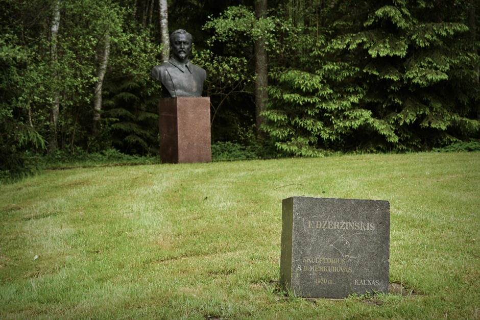 10. LITWA, Park Grūtas. W parku znalazło się też miejsce dla Polaka, Feliksa Dzierżyńskiego, twórcy CzeKa (Wszechrosyjskiej Komisji Nadzwyczajnej do Walki z Kontrrewolucją i Sabotażem), pierwowzoru NKWD i KGB, odpowiedzialnej za masowy terror wobec społeczeństwa ZSRR oraz przeciwników politycznych od pierwszych lat po rewolucji październikowej. (Fot. Bartek Borys) Pomnik Dzierżyński - foto