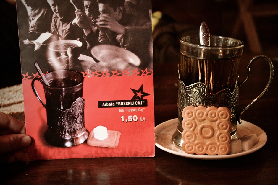 16. LITWA, Park Grūtas. Restauracja w klimacie nostalgii za komunizmem (lit. Senū laikų nostalgija, pol. Nostalgia za starymi czasami). Można zjeść np. sałatkę „Czerwona Róża”, wypić herbatę „Russkij czaj”, albo… (Fot. Bartek Borys) Nostalgia za komunizmem
