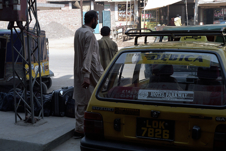2. PAKISTAN, Lahore. Pociąg po kilkudziesięciu godzinach jazdy dowiózł nas do miasta Lahore. Zanim dostałem czterdziestostopniowej gorączki, która skutecznie unieruchomiła mnie na trzy dni, dostrzegłem przed hotelem to. Prawdziwy cud, podkarpacka gospodarka podbijająca wschodnie, azjatyckie rynki. (Fot. Grzegorz Król) Opony Dębica w Pakistanie
