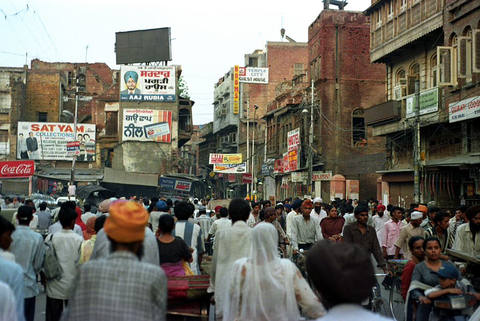 3. PAKISTAN, Lahore. Dzikie tłumy na ulicach, człowiek obok człowieka, między ludzką ciżbą wózki, wózeczki, riksze, krowy, rowery, samochody, dzikie zwierzęta, samoloty. No dobra, samolotów nie było, ale i tak wyjście na miasto robiło całkiem niezłe wrażenie... (Fot. Grzegorz Król) Tłumy na ulicach Pakistanu