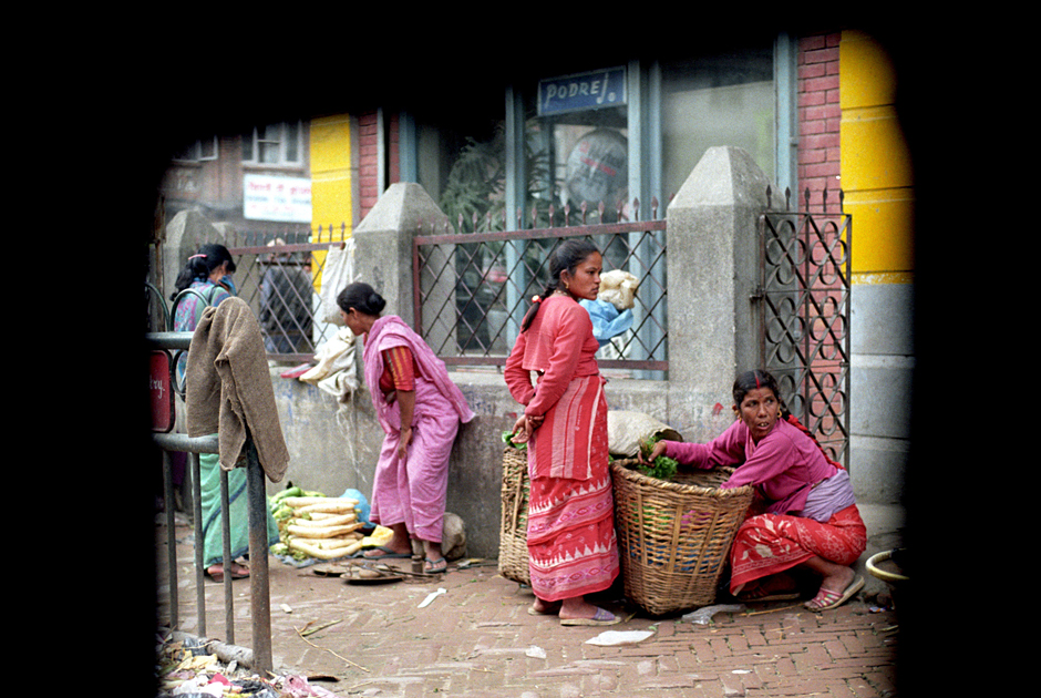 15. Kobiety sprzedające coś na ulicy w Delhi. (Fot. Grzegorz Król) Kobiety sprzedające na ulicy w Delhi