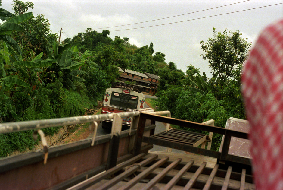 Podróż przez Nepal na dachu autobusu. (Fot. Grzegorz Król) Nepal. Podróż na dachu autobusu.
