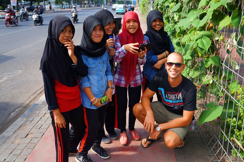 Wspólne zdjęcie z dziewczynami, Indonezja Wspólne zdjęcie z dziewczynami, Indonezja