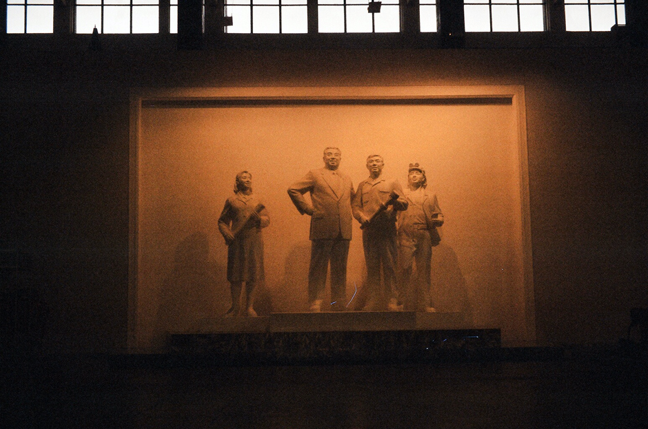 11. KOREA PÓŁNOCNA, Pyongyang. Pomnik Wodzów w fabryce. Przybyli na miejsce i udzielili wskazówek. (Fot. Roman Husarski) Północnokoreańska fabryka - fotoreportaż z podróży