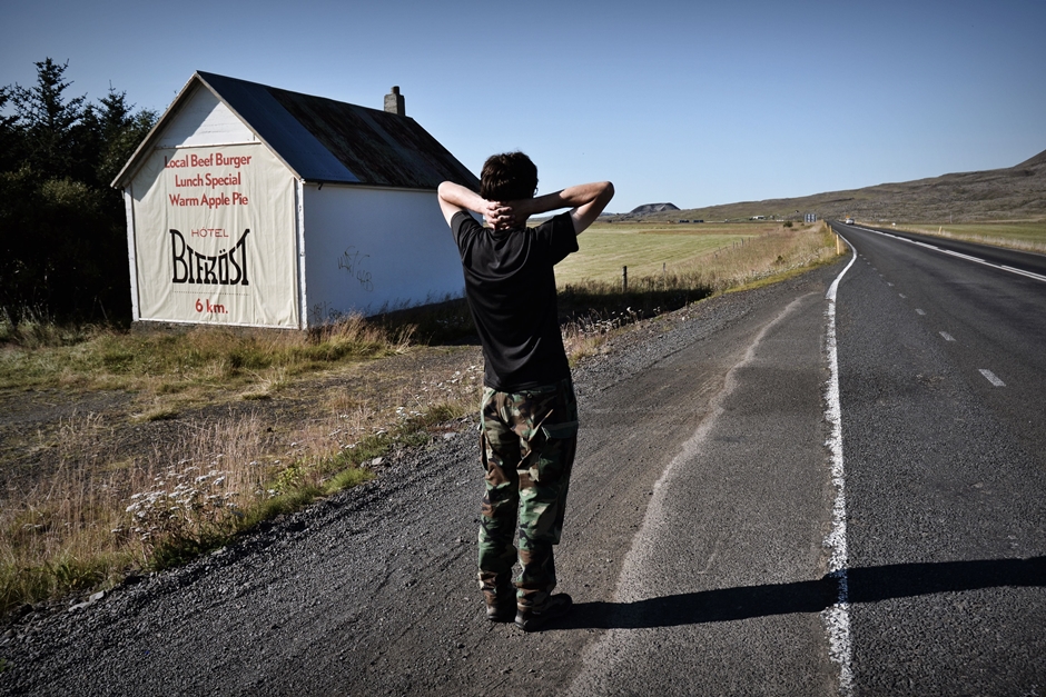 Zdjecia z podróży przez Islandię. Autostop w słońcu. (Fot. Bartek Borys) Autostopem przez Islandię - foto