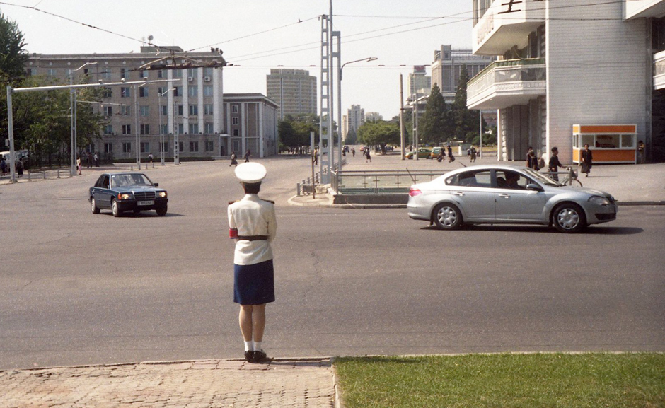 12. KOREA PÓŁNOCNA, Pyongyang. Charakterystyczne dla Korei Północnej, zazwyczaj śliczne, policjantki kierujące ruchem drogowym. (Fot. Roman Husarski) Ulice w Pyongyang - foto