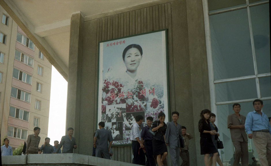 17. KOREA PÓŁNOCNA, Pyongyang. Koreańczycy uwielbiają kino. Na zdjęciu widać plakat z nieśmiertelnym północnokoreańskim klasykiem "Kwiaciarką". Oficjalnie za produkcją stał "Ukochany Przywódca" Kim Dzong Il. (Fot. Roman Husarski) Kino Korei Północnej - zdjęcia