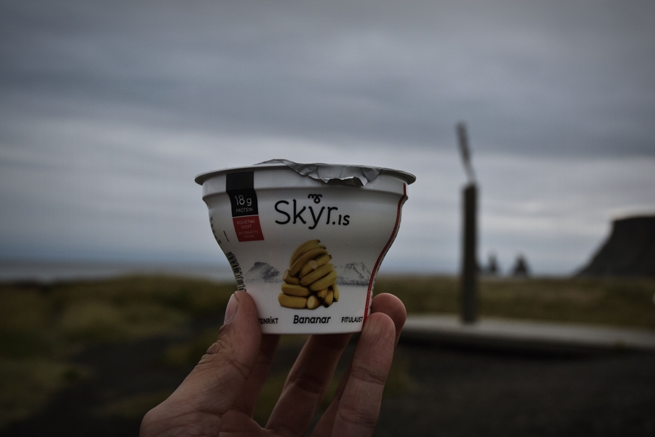 Zdjęcia z Islandii. Skyr - nasz popularny i całkiem smaczny przysmak w trakcie podrózy. (Fot. Bartek Borys) Kuchnia Islandii (z delikatesów) - skyr