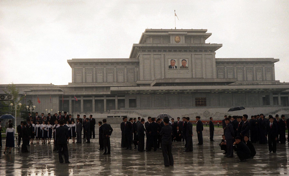 19. KOREA PÓŁNOCNA, Pyongyang. Mauzoleum Kim Ir Sena i Kim Dzong Ila. Miejsce, które przynajmniej raz w roku każdy mieszkaniec Pyongyangu powinien odwiedzić. Przy grobie pokłony i płacz. Fot. Roman Husarski Mauzoleum Kim Ir Sena i Kim Dzong Ila - zdjęcia z Korei Północnej