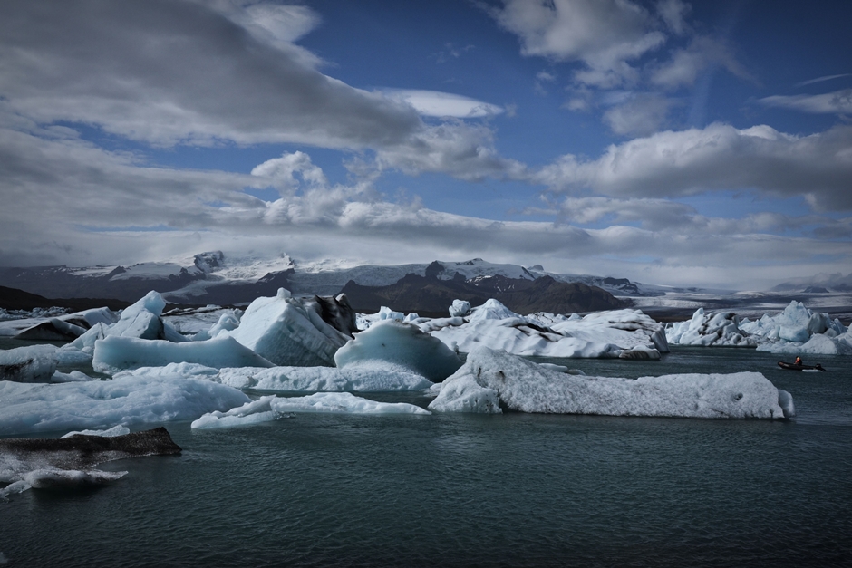 Zdjęcia z Islandii. Jezioro Jökulsárlón powstałe z wód topniejącego lodowca. (Fot. Bartek Borys) Polodowcowe jezioro na Islandii - foto