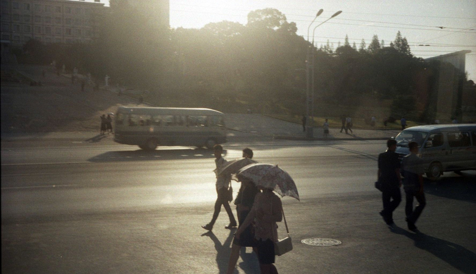 22. KOREA PÓŁNOCNA, Pyongyang. Po ulicach Pyongyangu obecnie jeździ już sporo samochodów. (Fot. Roman Husarski) Ulice Pyongyangu - foto