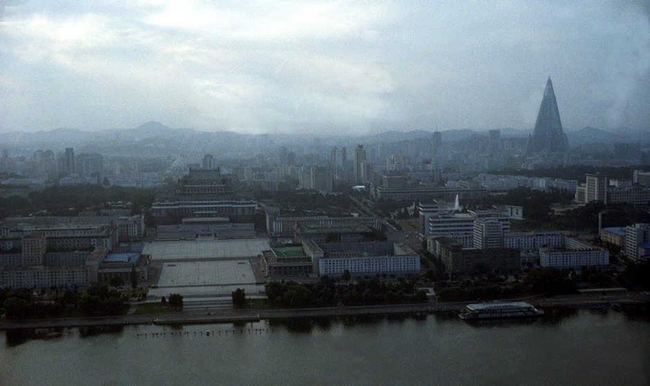 24. KOREA PÓŁNOCNA, Pyongyang. Wielka Ludowa Biblioteka została wybudowana na siedemdziesiąte urodziny Kim Ir Sena w 1982 roku. W tle widać najwyższy budynek stolicy. Hotel "Piramida" Ryugyong miał obsługiwać tysiące turystów każdego dnia. Tylko turyści nie przyjechali i budynku nigdy nie ukończono (ostatnio ponownie wznowiono prace). Przypomnę, że Pyongyang po wojnie koreańskiej był zniszczony podobnym stopniu, jak Warszawa po II wojnie światowej. (Fot. Roman Husarski) Zdjęcia ze stolicy Korei Północnej