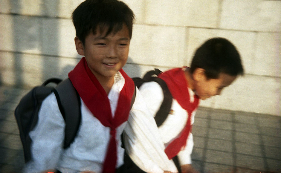 25. KOREA PÓŁNOCNA, Pyongyang. Zdarza się, że uczniowie zamiast na lekcję, są zapędzani do publicznych robót. Widziałem też młodzieżową orkiestrę przygrywającą robotnikom na budowie. (Fot. Roman Husarski) Młodzież z Korei Północnej - zdjecia z podróży