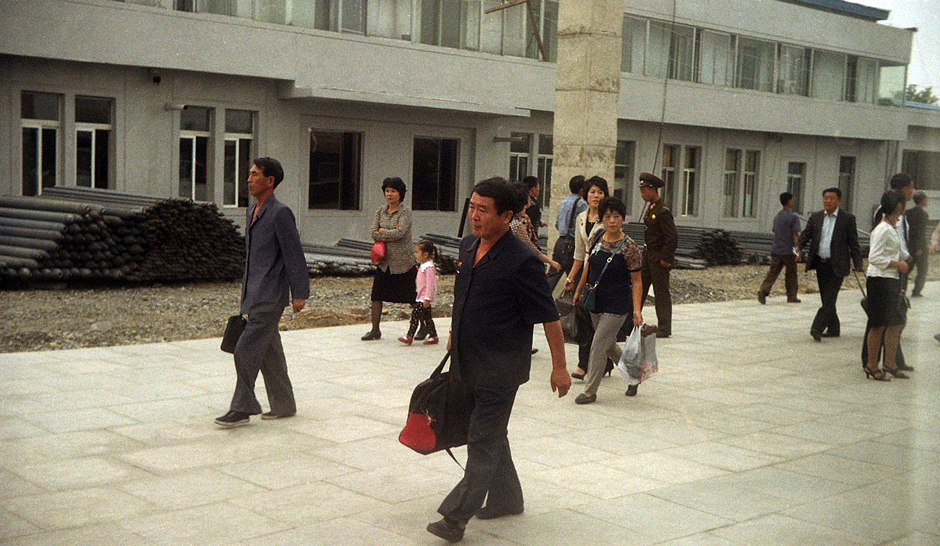 29. KOREA PÓŁNOCNA, Pyongyang. Niewiele osób może sobie pozwolić na podróżowanie po kraju. Większość Koreańczyków potrzebuje specjalnego pozwolenia by choćby opuścić własne miejsce zamieszkania. Jedynie trzydzieści procent mieszkańców należy do klasy "dobrej" (w KRLD ludność podzielona jest aż na 53 klasy) i może wjeżdżać swobodnie do stolicy. (Fot. Roman Husarski) Podróżowanie po Korei Północnej nie jest proste