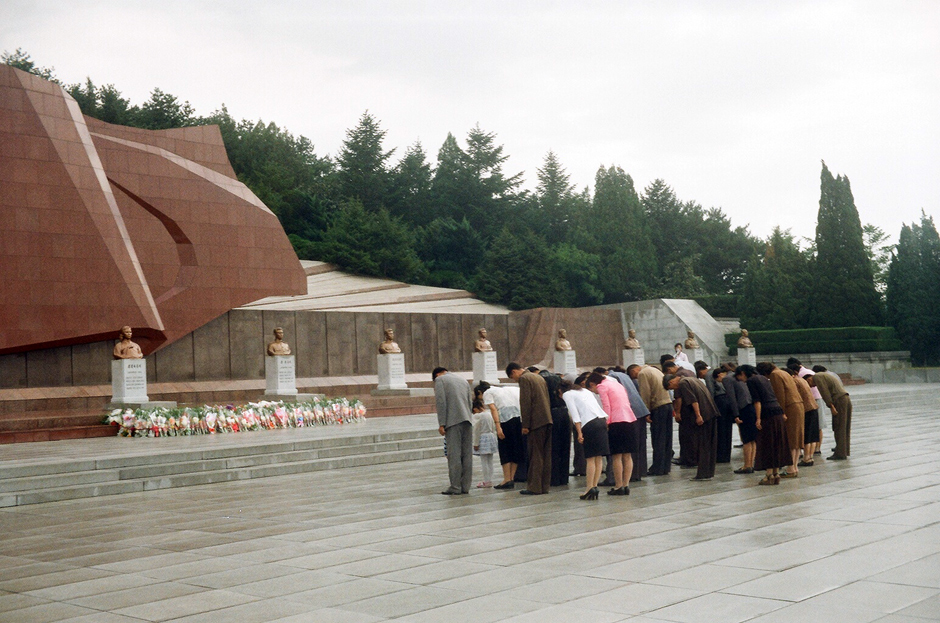 2. KOREA PÓŁNOCNA, Pyongyang. Koreańczycy składają honor przy memoriale partyzantów walczących poległych w walce z japońskim okupantem (przypominam, że Korea była częścią Japonii w latach 1910 - 1945). (Fot. Roman Husarski) Zdjęcia z Korei Północnej