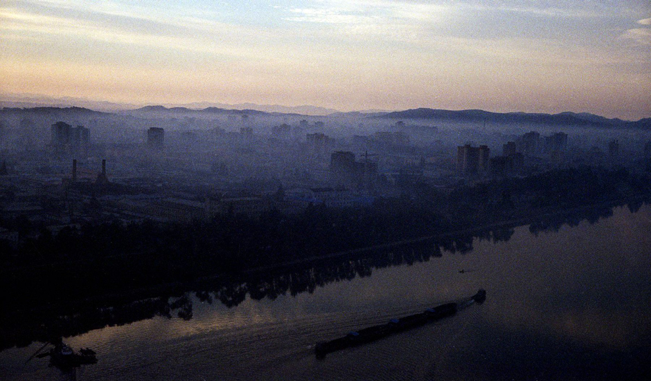 30. KOREA PÓŁNOCNA, Pyongyang. Miasto o poranku. Zdjęcie nie zostało podane żadnej cyfrowej obróbce. (Fot. Roman Husarski) Widok na stolice Korei Północnej - foto
