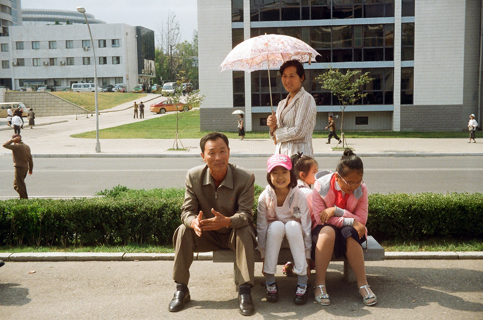 3. KOREA PÓŁNOCNA, Pyongyang. Jak przystało na konfucjański naród rodzina to podstawowa jednostka w społeczeństwie. W Korei Północnej nigdy nie próbowano podważyć statusu rodziny (jak np. w ZSRR), wręcz przeciwnie. Notabene niewiele wskazuje na to by Kim Ir Sen choćby przeczytał Marksa, ale to temat na osobny całkiem artykuł. (Fot. Roman Husarski) Rodzina z Korei Północnej