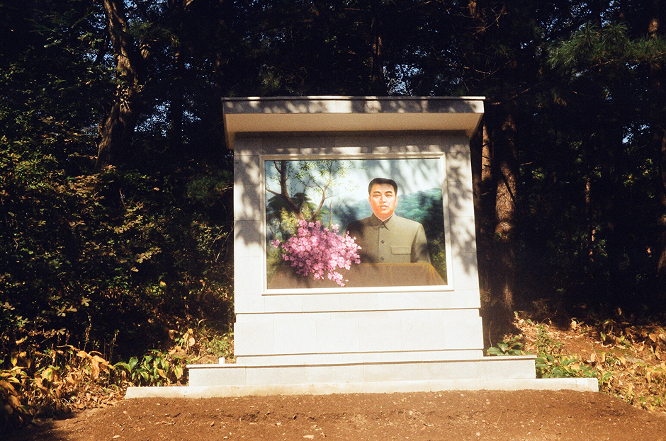 7. KOREA PÓŁNOCNA, Pyongsong. Portret "Wiecznego Prezydenta" Kim Ir Sena w miejscu gdzie rzekomo organizował partyzantkę przeciw Japończykom w pobliżu Pyongsong. (Fot. Roman Husarski) Pomnik na cześć Kim Ir Sena - zdjęcia z podróży po Korei Północnej