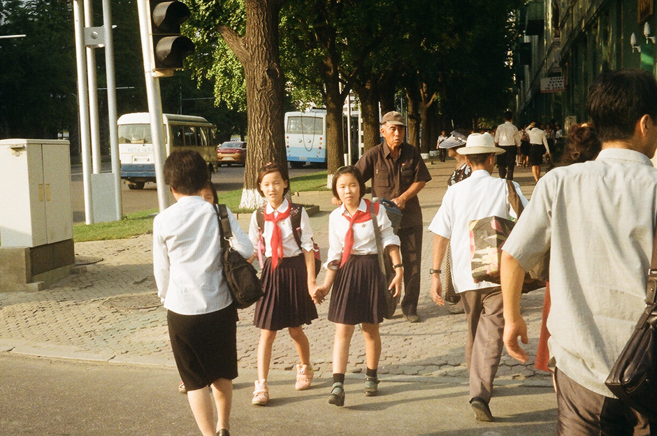 8. KOREA PÓŁNOCNA, Pyongyang. Uczennice w charakterystycznym mundurku. Obowiązek noszenia na piersi przypinki z "Wielkim Przywódcą" ich jeszcze nie dotyczy. (Fot. Roman Husarski) Uczennice z Korei Północnej - zdjęcia z podrózy