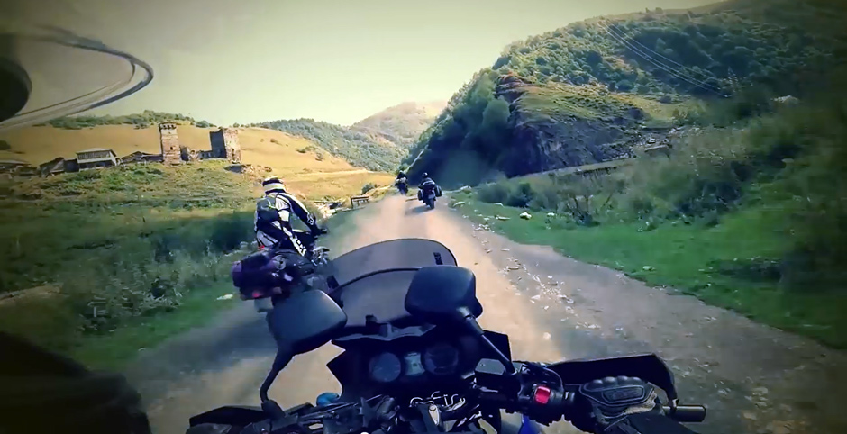 Kadr z filmu o motocyklowej wyprawie do Gruzji.