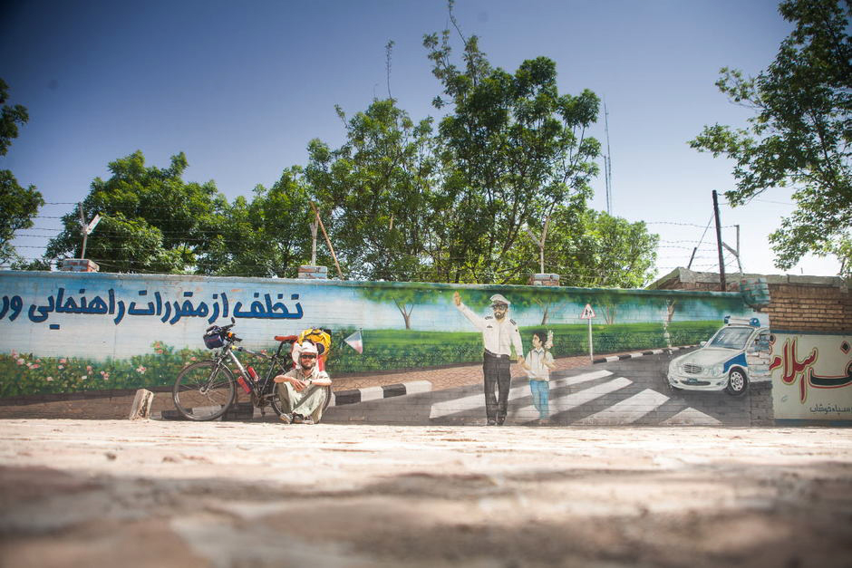 Policja w Iranie - mural